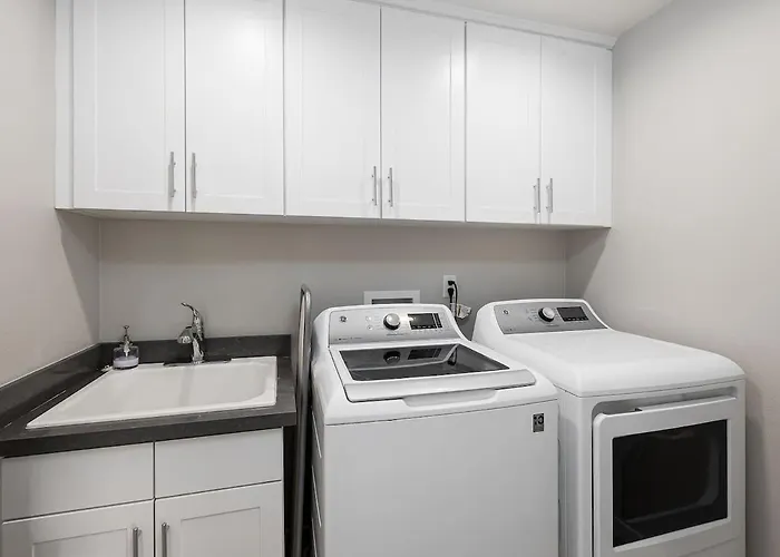 Large 4 Bedroom Close To Beach