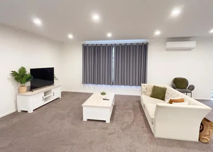 Modern Chic - Ideal Location - 5 Bedrooms - In Rotorua