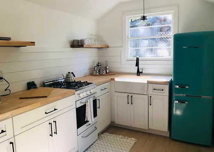 2 Queen Beds, Dog Friendly, Fenced In Yard