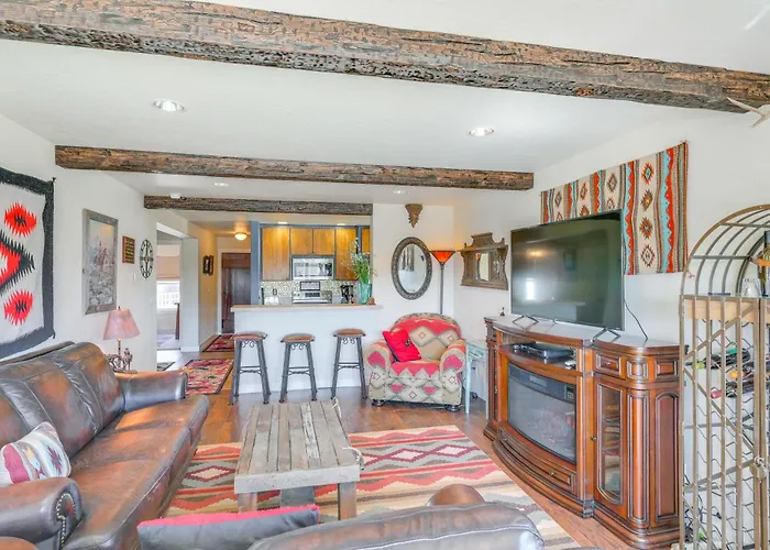 Walk To Main St! Ennis Townhome W/ Balcony