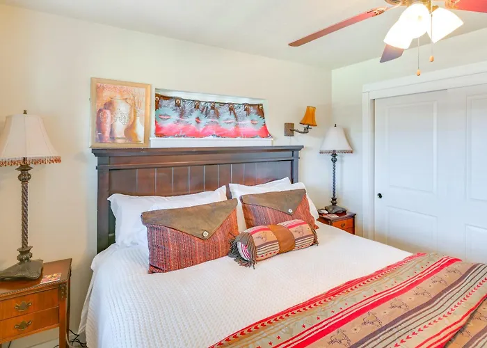 Walk To Main St! Ennis Townhome W/ Balcony