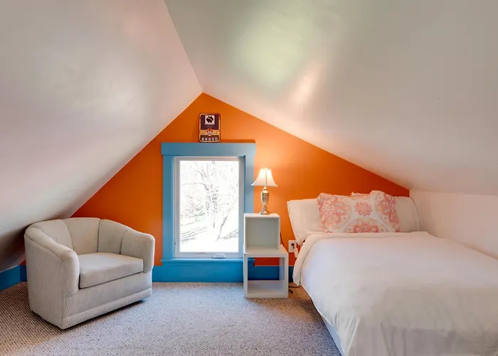 Walk To Village! Family-Friendly Gem In East Burke