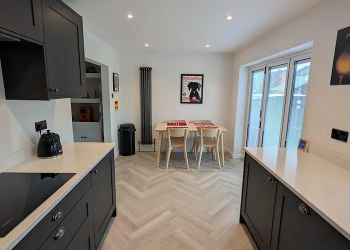3 Bed-Sleeps 5-Garden-Parking-Pets