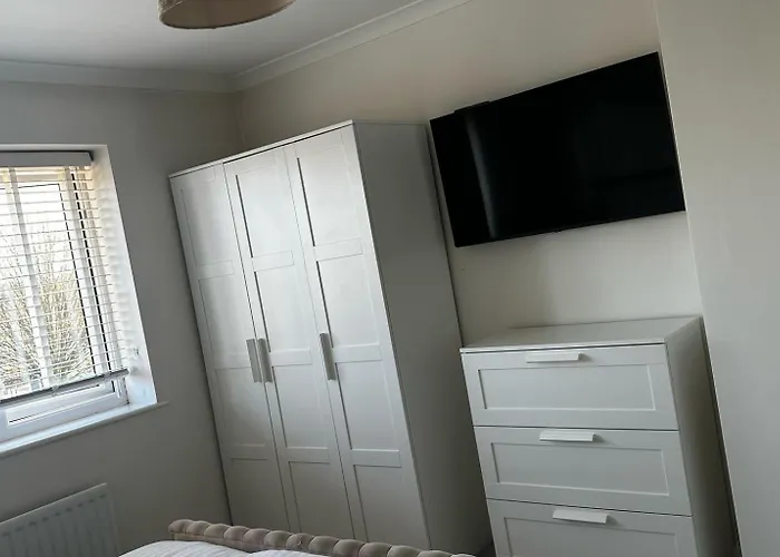 3 Bed-Sleeps 5-Garden-Parking-Pets