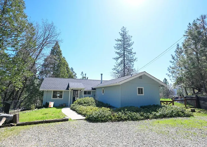 Near Yosemite Bass Lake Cabin With Hot Tub, Lake View, Pet Friendly