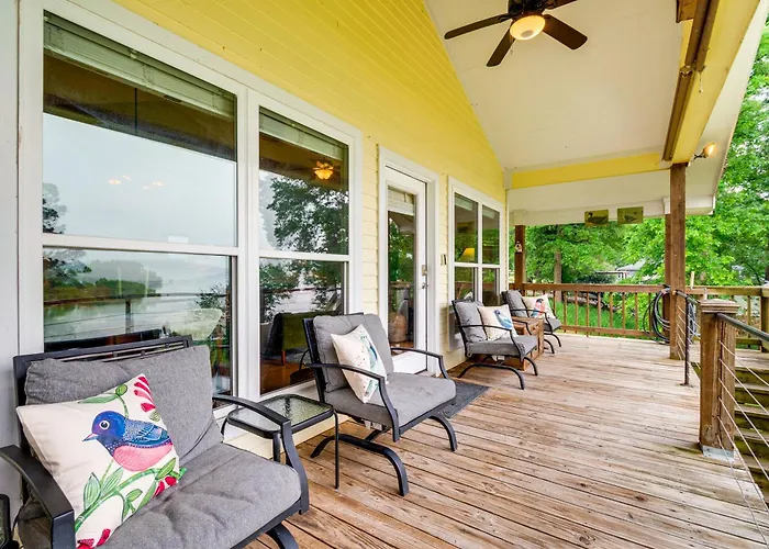 Views, Sunsets & Wildlife: Waterfront Gem In Texas