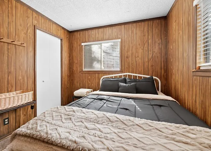 Bluebird Cabin, Indoor Fireplace, Next To Lake!