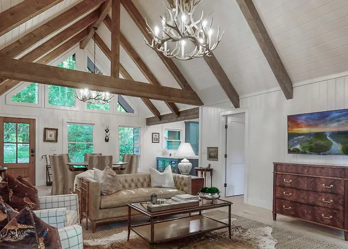 Luxury Cabin W Chef Kitchen & 2 Living Rooms