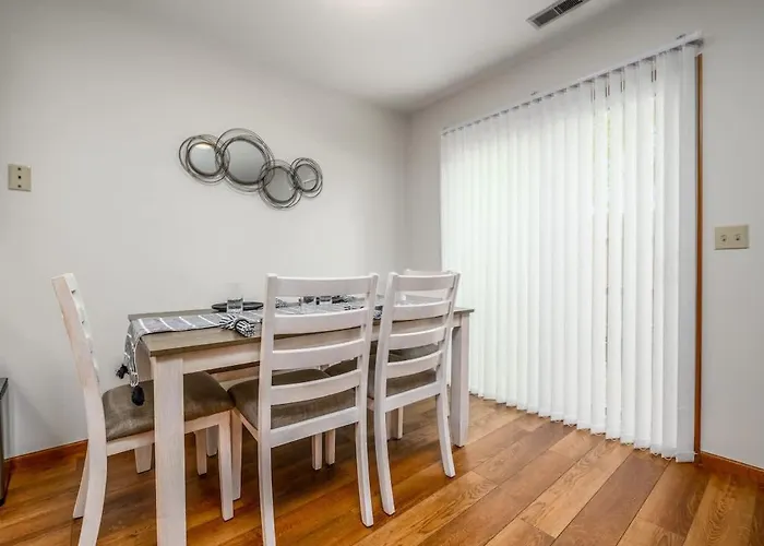 Quiet 2-Bedroom Condo With Garage And Fast Wi-Fi