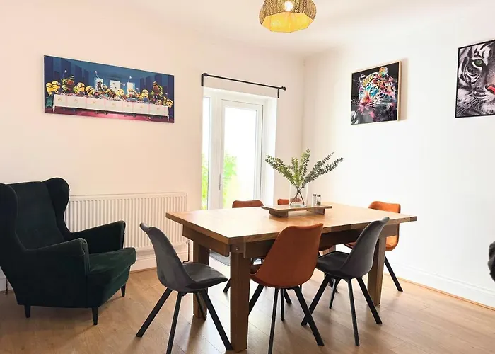 New Spacious 4 Bedrooms 5 Beds House Sleeps 8!