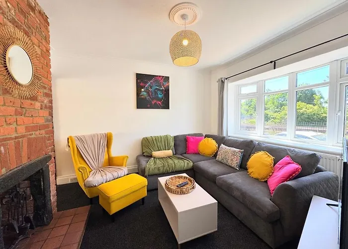 New Spacious 4 Bedrooms 5 Beds House Sleeps 8!