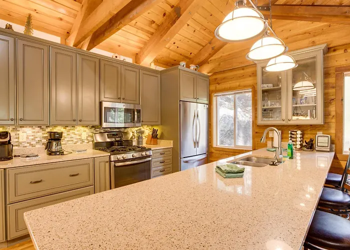 1 Mi To Heavenly Resort: Cozy Home W/ Deck!