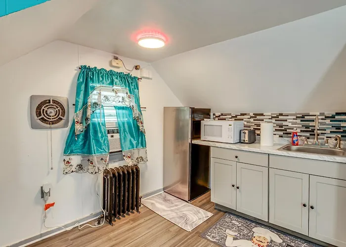 11 Mi To Manhattan: Pet-Friendly Duplex W/ Yard!