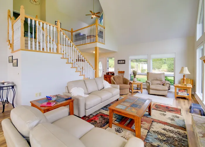 Secluded Mountain City Home W/ Deck & Views!