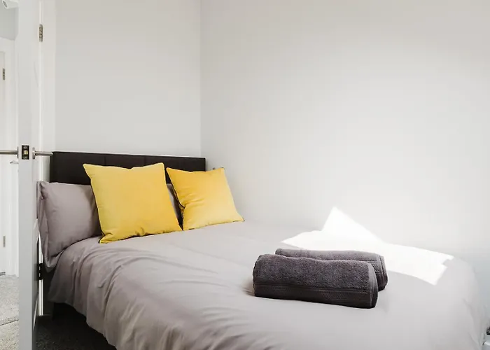 The Nook, Fairview, Cheltenham Town Centre-Parking & Garden