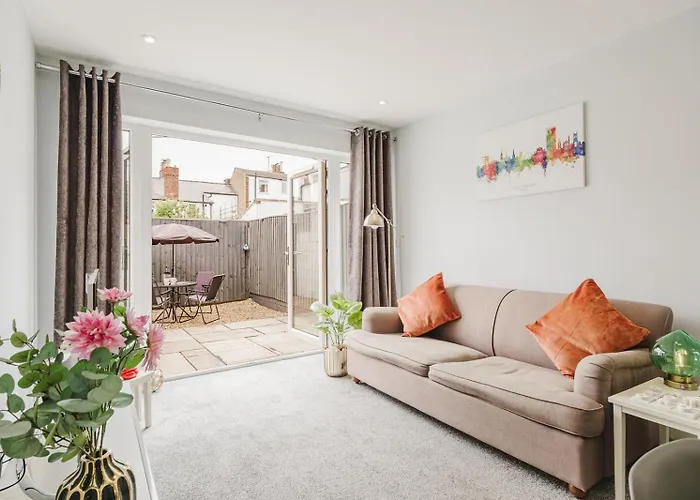 The Nook, Fairview, Cheltenham Town Centre-Parking & Garden