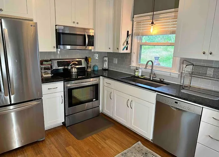 5Br Farm Retreat With Hot Tub & Views Near Asheville