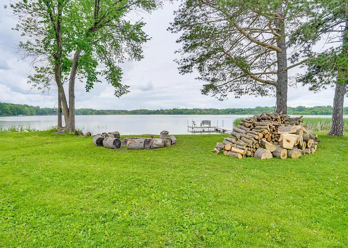 Lakefront Mound Getaway: Near Snowmobiling Trails!