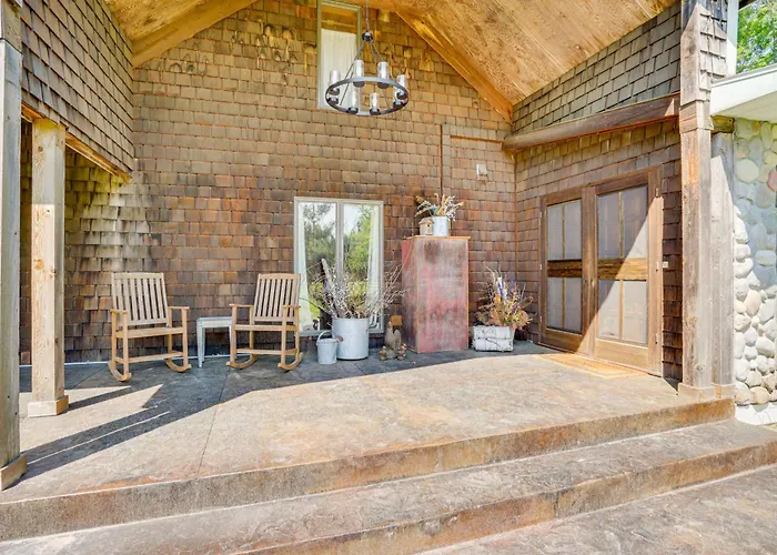 Picturesque Lake Elmo Cottage W/ Fire Pits!