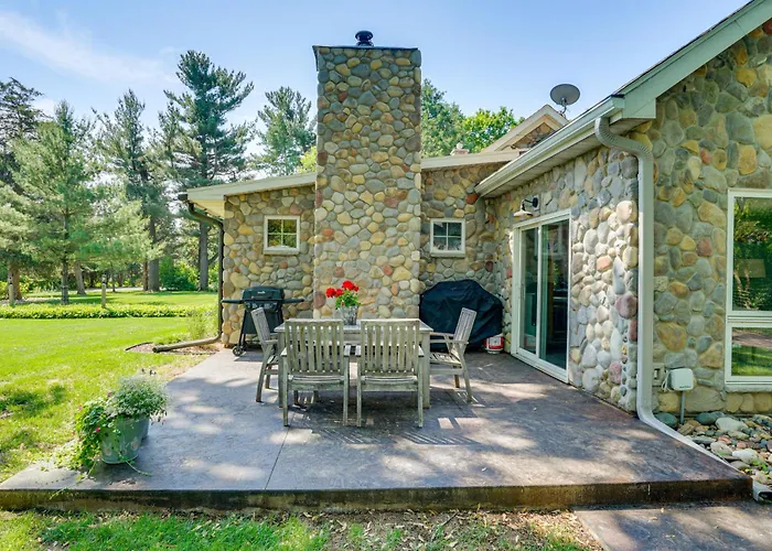 Picturesque Lake Elmo Cottage W/ Fire Pits!