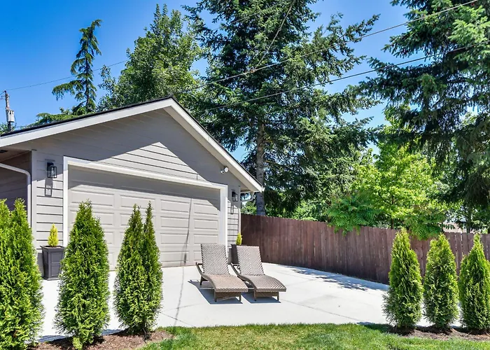 7 Mi To Vancouver Waterfront: Sleek Home W/ Yard!