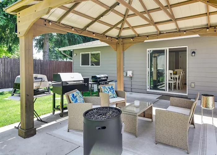 7 Mi To Vancouver Waterfront: Sleek Home W/ Yard!