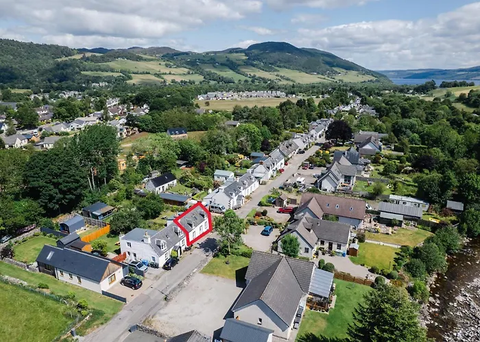 Traditional Highland Cottage Near Loch Ness