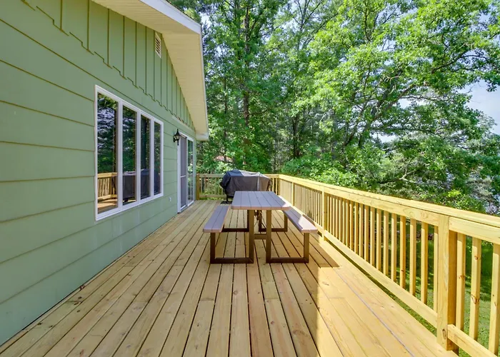 Cabin Getaway W/ Private Dock, Walk To Trail!