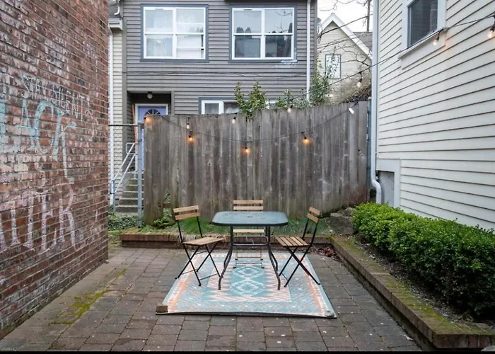Adorable Cozy House With Compact Parking And Loft!