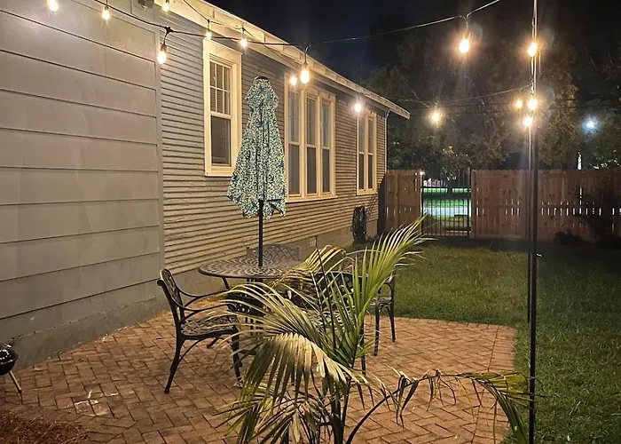 Cozy Chestnut Cottage- Downtown Favorite!