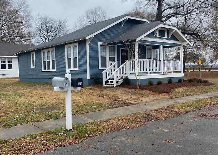 Cozy Chestnut Cottage- Downtown Favorite!