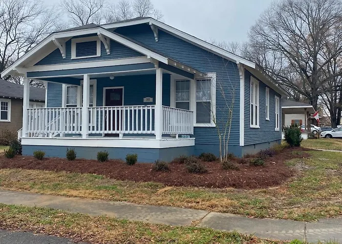 Cozy Chestnut Cottage- Downtown Favorite!