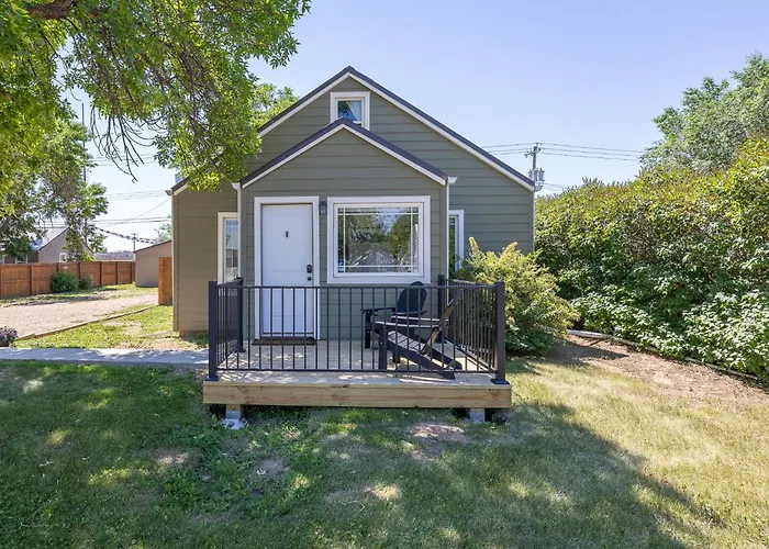 Centrally Located Fire-Pit Large Private Backyard