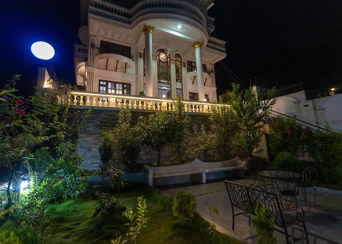 The White House Villa, 8 Bedroom, Swimming Pool & Home Theater