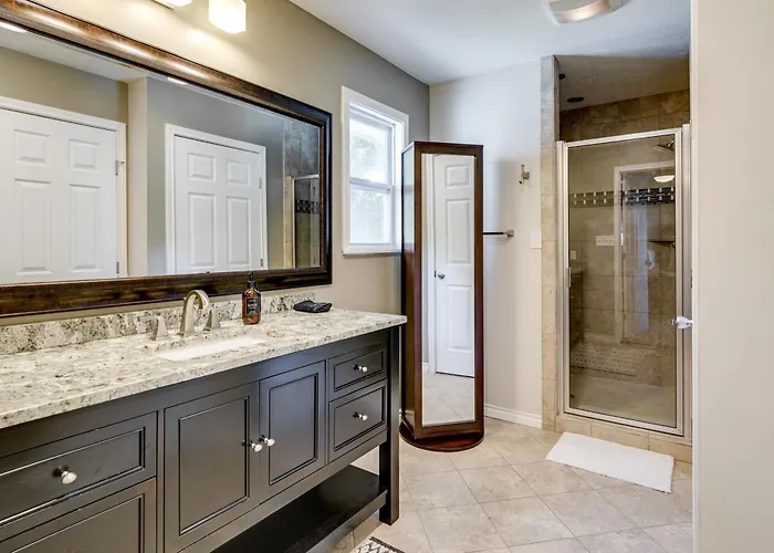 Hot Tub + Outdoor Kitchen: Stylish Home In Bryan
