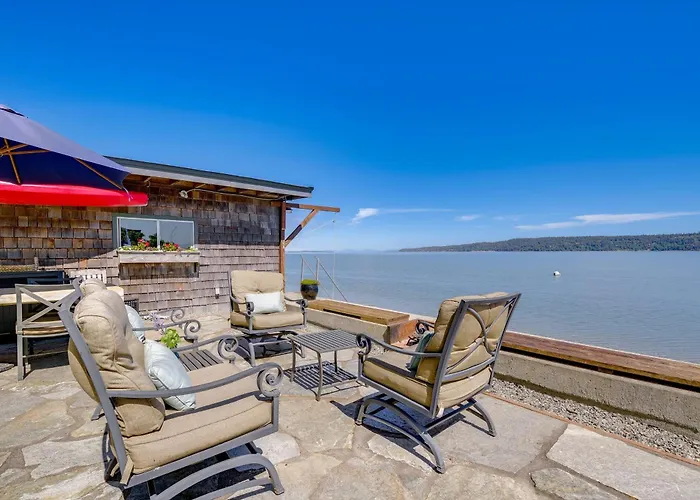 Waterfront Gem W/ 2 Patios On Camano Island