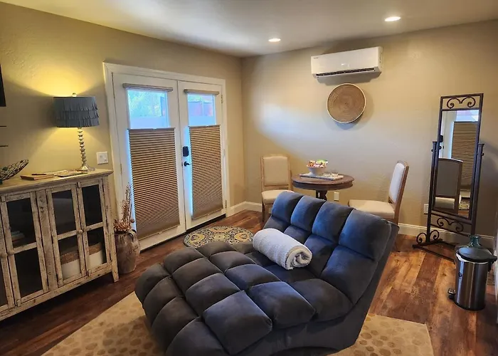 Robins Red Rock Getaway Suite B
