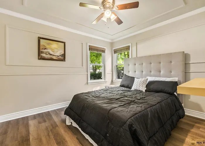 Cozy Evanston Villa With Cinema And Massage Sofa