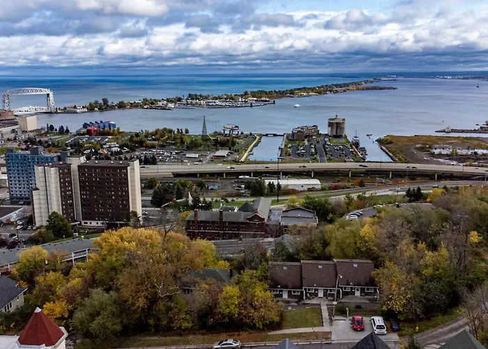 Whole House With Lake And Lift Bridge Overlook For 10 Guests