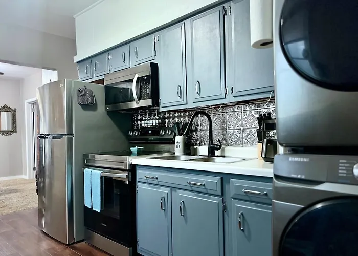 Comfy, Close To Downtown With Lake & Lift Bridge Views