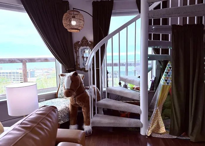 Cozy Panoramic Lake And Lift Bridge Views