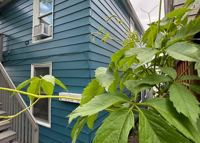 Comfy, Close To Downtown With Lake & Lift Bridge Views