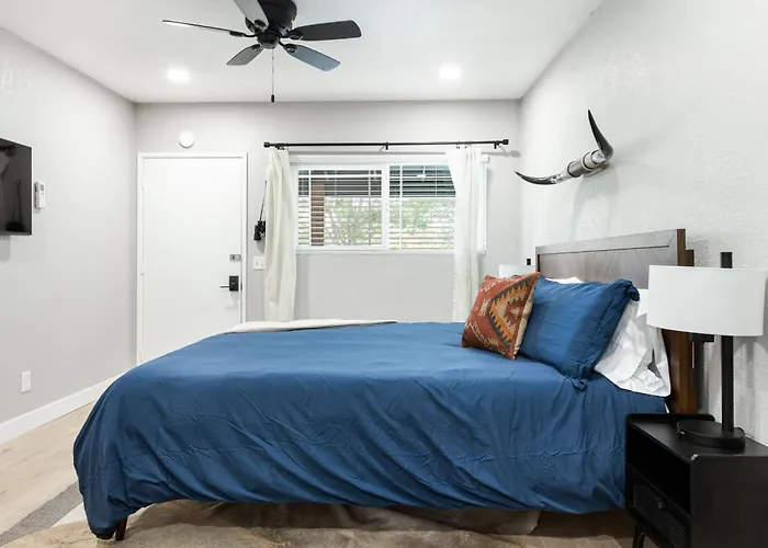 The Rae | Sequoia Motel Rm 5