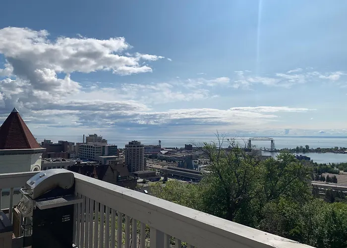 Whole House With Lake And Lift Bridge Overlook For 10 Guests