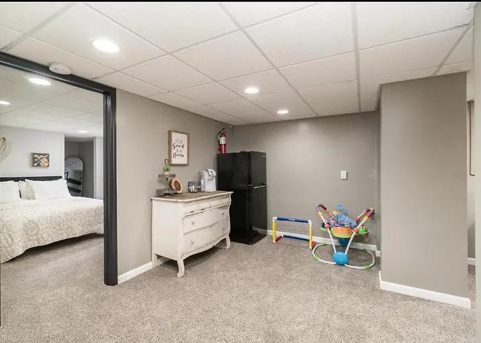 Large Family Home, Sleeps 12, Handicap Accessible, Long Term Stays Welcome