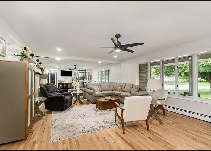 Large Family Home, Sleeps 12, Handicap Accessible, Long Term Stays Welcome
