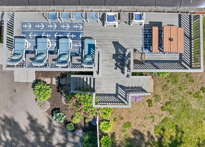 Exceptional Contemporary Retreat With 4 King Beds In Mystic Ct