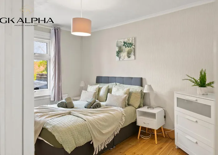 Heartwarming Windsor Cottage With Free Parking - Perfect For Contractors, Relocators And Long Term Stays! Weekly And Monthly Stay Deals