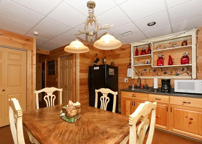 3-Story Private Cabin With Hot Tub And Fire Pit
