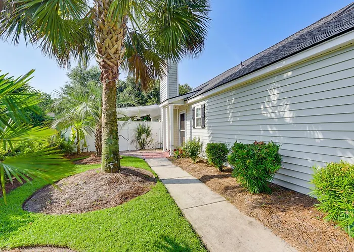 Bluffton Getaway W/ Fenced Yard: 7 Mi To Beach!